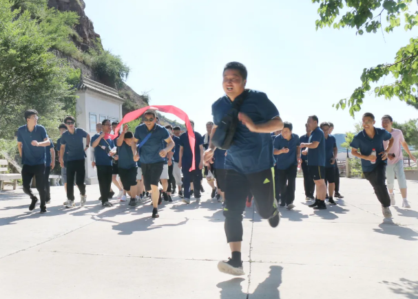 增強團(tuán)隊合力 展示泓源風(fēng)采 ——泓源公司開展登山比賽活動(圖3)