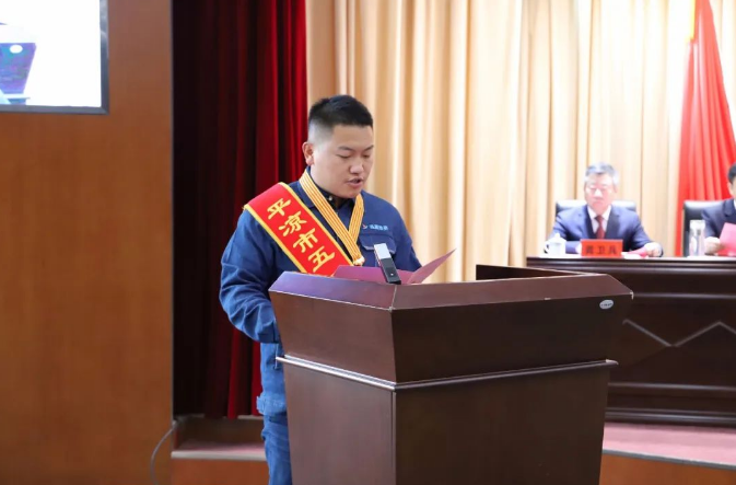 喜報(bào)！市產(chǎn)投集團(tuán)員工楊李榮獲2022年平?jīng)鍪形逡粍趧?dòng)獎(jiǎng)?wù)?圖2)